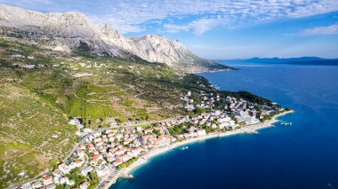 Hırvatistan 'ın Dalmaçya kenti Podgora kasabası yakınlarındaki güzel sahil. Makarska Riviera, Avrupa 'nın ünlü simgesi ve turistik beldesi