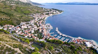 Hırvatistan 'ın Dalmaçya kenti Podgora kasabası yakınlarındaki güzel sahil. Makarska Riviera, Avrupa 'nın ünlü simgesi ve turistik beldesi