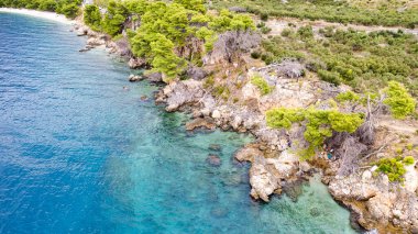 Podgora, Makarska, Dalmaçya ve Hırvat sahillerinde mavi denize karşı tekneleri olan inanılmaz bir sahil.