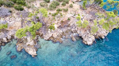Hırvatistan 'ın Igrane kenti yakınlarındaki Rocky plajının sahil manzarası