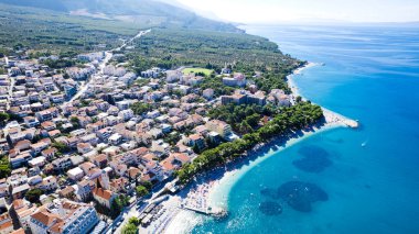 cristalic temiz deniz suyu ile Hırvatistan pines ile muhteşem plaj