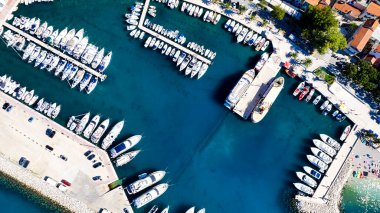 Podgora, Makarska, Dalmaçya ve Hırvat sahillerinde mavi denize karşı tekneleri olan inanılmaz bir sahil.