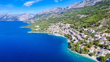 Hırvatistan 'ın Brela kentindeki güzel Punta Rata plajı, hava manzarası. Adriyatik Denizi inanılmaz turkuazlı temiz su ve kumsalda beyaz kumla.