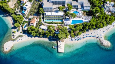 Hırvatistan 'ın Brela kentindeki güzel Punta Rata plajı, hava manzarası. Adriyatik Denizi inanılmaz turkuazlı temiz su ve kumsalda beyaz kumla.