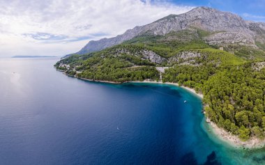 Hırvatistan - Dalmaçya Akdeniz kıyısındaki güzel manzara. Zivogosce beach - Adriyatik Denizi.