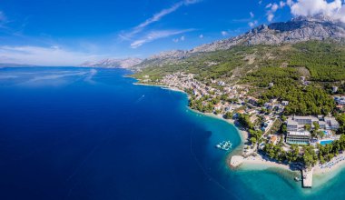 Baska Voda 'daki Hırvatistan plajı Makarska Riviera, Dalmaçya