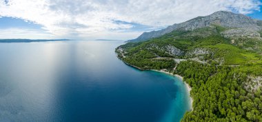 Hırvatistan - Dalmaçya Akdeniz kıyısındaki güzel manzara. Zivogosce beach - Adriyatik Denizi.