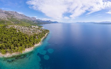 Hırvatistan - Dalmaçya Akdeniz kıyısındaki güzel manzara. Zivogosce beach - Adriyatik Denizi.