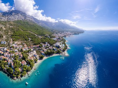Hırvatistan 'ın Brela kentindeki güzel Punta Rata plajı, hava manzarası. Adriyatik Denizi inanılmaz turkuazlı temiz su ve kumsalda beyaz kumla.