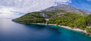 Hırvatistan - Dalmaçya Akdeniz kıyısındaki güzel manzara. Zivogosce beach - Adriyatik Denizi.