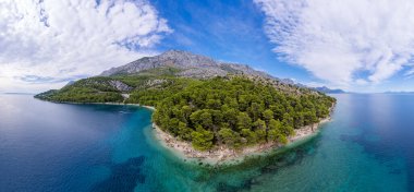 Hırvatistan - Dalmaçya Akdeniz kıyısındaki güzel manzara. Zivogosce beach - Adriyatik Denizi.