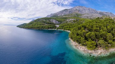 Hırvatistan - Dalmaçya Akdeniz kıyısındaki güzel manzara. Zivogosce beach - Adriyatik Denizi.
