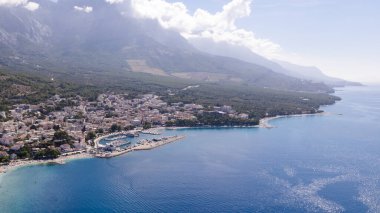 Baska Voda 'daki Hırvatistan plajı Makarska Riviera, Dalmaçya