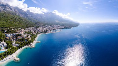 Hırvatistan plajı - Makarska riviera, Dalmaçya ve Hırvatistan 'da dağlara karşı limanı olan Baska Voda kasabasının panoraması