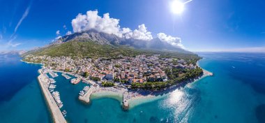 Hırvatistan plajı - Makarska riviera, Dalmaçya ve Hırvatistan 'da dağlara karşı limanı olan Baska Voda kasabasının panoraması