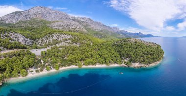 Hırvatistan - Dalmaçya Akdeniz kıyısındaki güzel manzara. Zivogosce beach - Adriyatik Denizi.