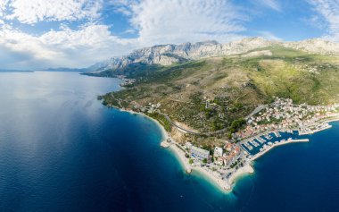 Podgora, Makarska, Dalmaçya ve Hırvat sahillerinde mavi denize karşı tekneleri olan inanılmaz bir sahil.