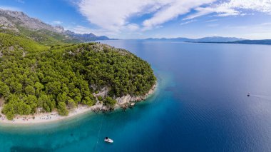 Hırvatistan - Dalmaçya Akdeniz kıyısındaki güzel manzara. Zivogosce beach - Adriyatik Denizi.