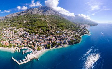 Hırvatistan plajı - Makarska riviera, Dalmaçya ve Hırvatistan 'da dağlara karşı limanı olan Baska Voda kasabasının panoraması