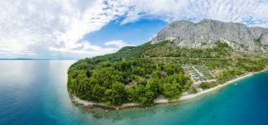 Hırvatistan - Dalmaçya Akdeniz kıyısındaki güzel manzara. Zivogosce beach - Adriyatik Denizi.
