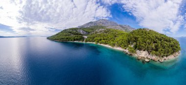 Hırvatistan - Dalmaçya Akdeniz kıyısındaki güzel manzara. Zivogosce beach - Adriyatik Denizi.