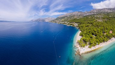 Hırvatistan plajı - Makarska riviera, Dalmaçya ve Hırvatistan 'da dağlara karşı limanı olan Baska Voda kasabasının panoraması
