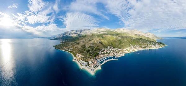 Podgora, Makarska, Dalmaçya ve Hırvat sahillerinde mavi denize karşı tekneleri olan inanılmaz bir sahil.