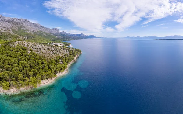 Hırvatistan - Dalmaçya Akdeniz kıyısındaki güzel manzara. Zivogosce beach - Adriyatik Denizi.