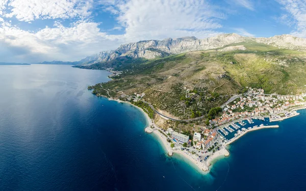 Praia Incrível Com Barcos Contra Mar Azul Podgora Makarska Dalmácia — Fotografia de Stock