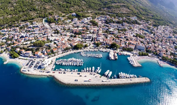Horvátország Strand Panoráma Baska Voda Város Kikötővel Szemben Hegyek Makarska — Stock Fotó