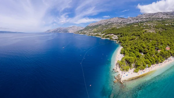 Croacia Playa Panorama Baska Voda Ciudad Con Puerto Contra Montañas —  Fotos de Stock
