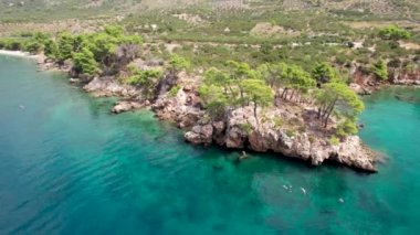 Akdeniz 'deki tropik cennet turkuaz kumsalının insansız hava aracı videosu.