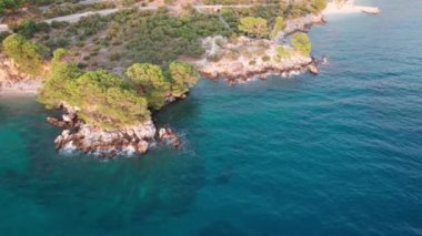 Hırvatistan 'ın Krk Adası' ndaki Stara Baska yakınlarındaki Oprna plajının hava manzarası