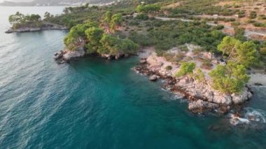 Hırvatistan 'ın Krk Adası' ndaki Stara Baska yakınlarındaki Oprna plajının hava manzarası