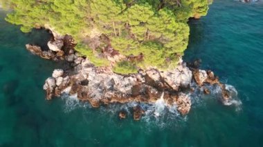 Akdeniz 'deki tropik cennet turkuaz kumsalının insansız hava aracı videosu.