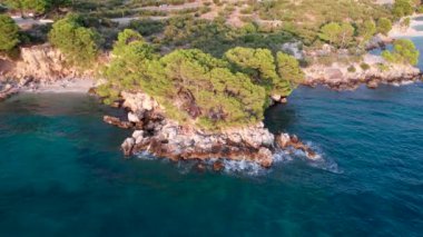 Akdeniz 'deki tropik cennet turkuaz kumsalının insansız hava aracı videosu.