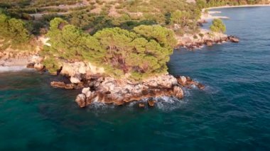 Hırvatistan 'ın Krk Adası' ndaki Stara Baska yakınlarındaki Oprna plajının hava manzarası