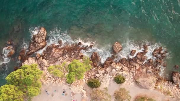 地中海の目的地で熱帯の楽園ターコイズブルーのビーチの空中ドローンビデオ — ストック動画