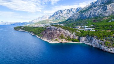 Hırvatistan 'ın Dalmaçya kenti Makarska kasabası yakınlarındaki güzel Nugal plajı. Makarska Riviera, Avrupa 'nın ünlü simgesi ve turistik beldesi