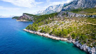 Adriyatik Denizi 'nin çekici sabah deniz manzarası. Ünlü tatil beldesi Tucepi, Makarska Hırvatistan, Avrupa 'daki küçük plajın muhteşem yaz manzarası. Akdeniz ülkelerinin güzel dünyası.