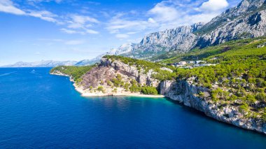 İnsansız hava aracının turkuaz su panoramik arka planı. Havadan gelen yaz deniz manzarası. Hırvatistan. Seyahat - resim
