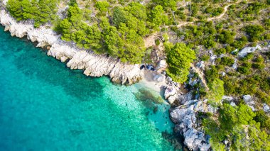 Hırvatistan 'ın Dalmaçya kentinin Brela kasabası yakınlarındaki güzel sahil. Makarska Riviera, Avrupa 'nın ünlü simgesi ve turistik beldesi