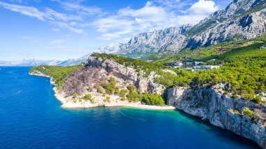 Hırvatistan 'ın Dalmaçya kenti Makarska kasabası yakınlarındaki güzel Nugal plajı. Makarska Riviera, Avrupa 'nın ünlü simgesi ve turistik beldesi