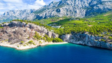Hırvatistan 'ın Makarska kenti yakınlarındaki Nugal plajı, Dalmaçya, Hırvatistan. Makarska Riviera, Avrupa 'nın ünlü simgesi ve turistik beldesi