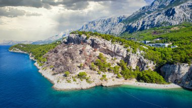 Hırvatistan 'ın Makarska kenti yakınlarındaki Nugal plajı, Dalmaçya, Hırvatistan. Makarska Riviera, Avrupa 'nın ünlü simgesi ve turistik beldesi