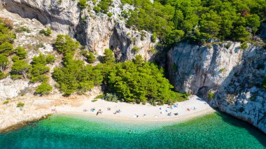 Hırvatistan 'ın Makarska kenti yakınlarındaki Nugal plajı, Dalmaçya, Hırvatistan. Makarska Riviera, Avrupa 'nın ünlü simgesi ve turistik beldesi
