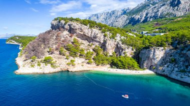Adriyatik Denizi 'nin çekici sabah deniz manzarası. Ünlü tatil beldesi Tucepi, Makarska Hırvatistan, Avrupa 'daki küçük plajın muhteşem yaz manzarası. Akdeniz ülkelerinin güzel dünyası.