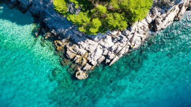 İnsansız hava aracının turkuaz su panoramik arka planı. Havadan gelen yaz deniz manzarası. Hırvatistan. Seyahat - resim