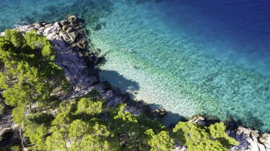 Hırvatistan 'ın Dalmaçya kentinin Brela kasabası yakınlarındaki güzel sahil. Makarska Riviera, Avrupa 'nın ünlü simgesi ve turistik beldesi