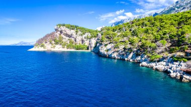 Hırvatistan 'ın Makarska kenti yakınlarındaki Nugal plajı, Dalmaçya, Hırvatistan. Makarska Riviera, Avrupa 'nın ünlü simgesi ve turistik beldesi